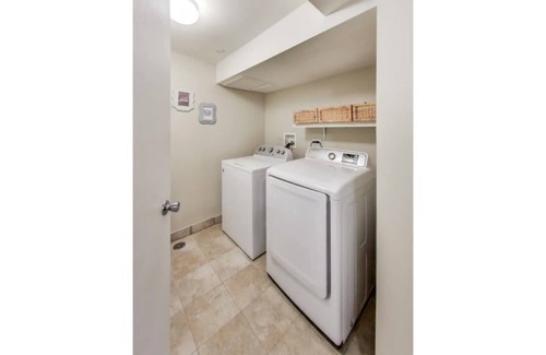 Park Ridge Apartment | Cozy Studio Apartment minutes from O'Hare Airport.