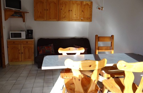 Station de Drouzin le Mont Apartment | Cozy Studio by Slopes with Balcony, 5 Guests, Fully Equipped Kitchen, Elevator