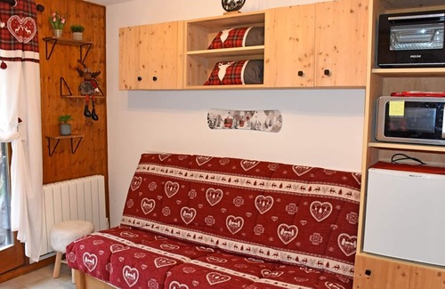Station de Drouzin le Mont Apartment | Cozy Studio Near Slopes & Shops with West-Facing Balcony