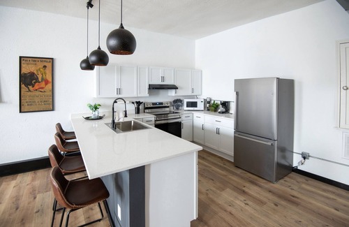 Warrensburg Apartment | Cozy studio in enchanting downtown Warrensburg with full kitchen, AC, WiFi