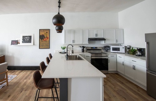 Warrensburg Apartment | Cozy studio in enchanting downtown Warrensburg with full kitchen, AC, WiFi