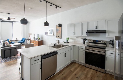 Warrensburg Apartment | Cozy studio in enchanting downtown Warrensburg with full kitchen, AC, WiFi