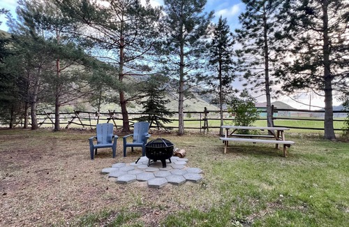 Salmon Apartment | Cozy studio in gorgeous Salmon with AC, WiFi, Hot tub