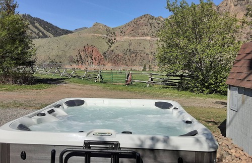 Salmon Apartment | Cozy studio in gorgeous Salmon with AC, WiFi, Hot tub