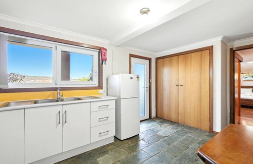 Blackmans Bay Apartment | Cozy Studio Retreat | Blackmans