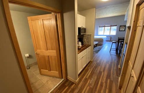 Mountain House Condo | Cozy Studio with quick walk to winter activities.