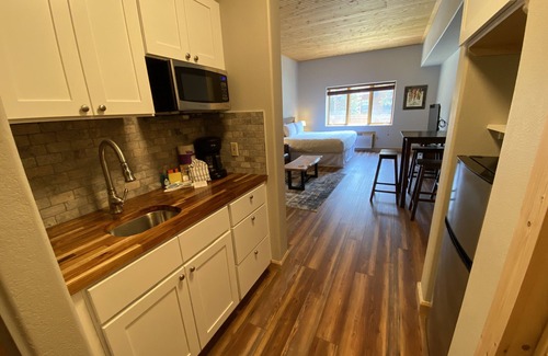 Mountain House Condo | Cozy Studio with quick walk to winter activities.