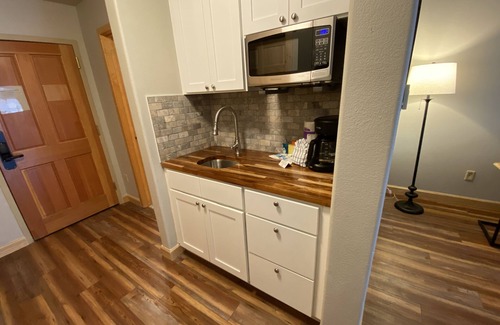 Mountain House Condo | Cozy Studio with quick walk to winter activities.