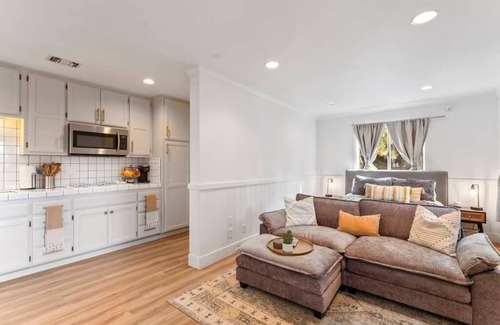 Lake Arrowhead House | Cozy Studio with Full Kitchen, Hot Tub & BBQ