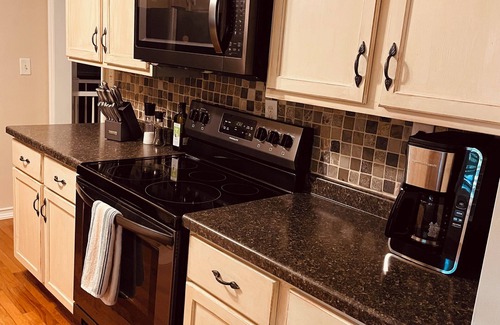 Decatur House | Cozy, stylish spot with great amenities—walk to food, shops & 15 min DEC airport