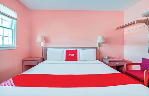 Durham Hotel | Cozy Suburban Room w/King Bed + Mini Fridge for Ultimate Relaxation
