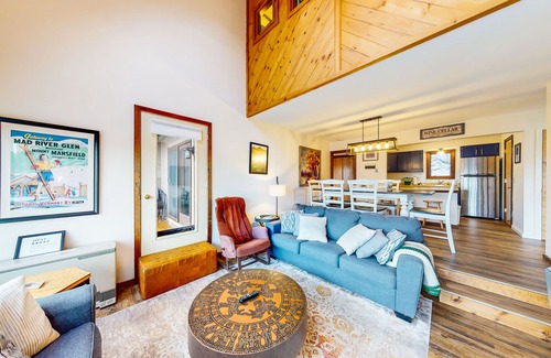 Warren Condo | Cozy Sugarbush condo w/beautiful mountain views - close to skiing