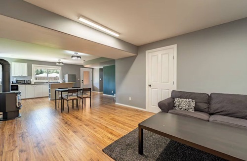 Creston House | Cozy Suite Right In Town!