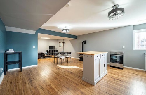 Creston House | Cozy Suite Right In Town!