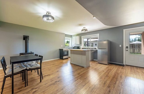 Creston House | Cozy Suite Right In Town!