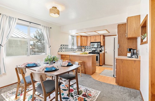 Midway House | Cozy Swiss Chalet Steps from Main St- Sleeps 5