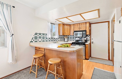 Midway House | Cozy Swiss Chalet Steps from Main St- Sleeps 5