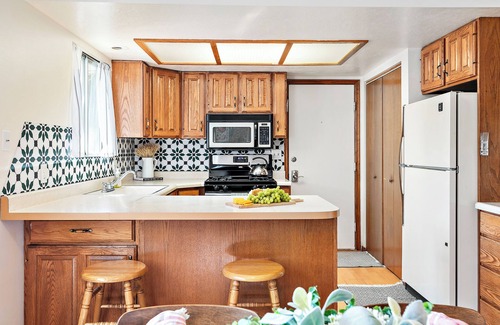 Midway House | Cozy Swiss Chalet Steps from Main St- Sleeps 5