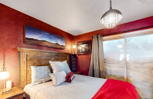 Brian Head Condo | Cozy, Third-Floor Condo Near the Slopes w/ Free WiFi, a Wood Stove, & Views