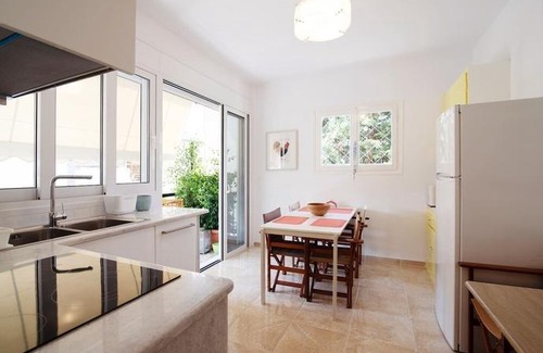 Varkiza Apartment | Cozy Three Bedroom Apartment in Varkiza