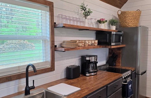 Goreville Cabin | Cozy Tiny Cabin near Ferne Clyffe and Lake of Egypt with Wi-Fi