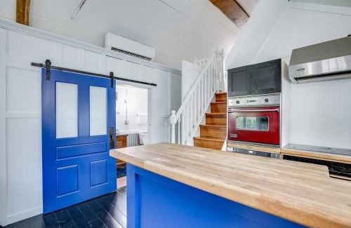 Harters Heights House | Cozy Tiny House Bungalow 7 Blocks from Campus