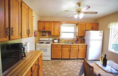 Marmora Cottage | Cozy Tranquil Cottage Living -Beautiful Green Areas -River access from backyard!