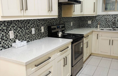 Hollyburn House | Cozy Two-Bedroom Suite Near Beach, Stanley Park, Cypress Mountain, Downtown Van