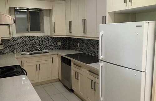 Hollyburn House | Cozy Two-Bedroom Suite Near Beach, Stanley Park, Cypress Mountain, Downtown Van