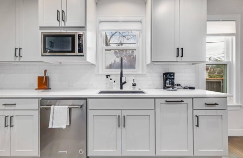 Clarksville House | Cozy Unit + Minutes to Downtown - Ivory II