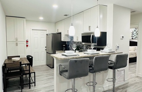 Bayshore Gardens House | Cozy Unit Near IMG & Beaches