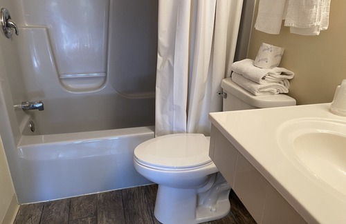 Lake Delton Hotel | Cozy updated Boutique Motel on the Lake Delton Strip