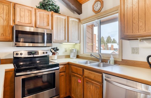 Mammoth Lakes Condo | Cozy, updated condo w/shared sauna, pool & hot tub - close to Eagle Lodge