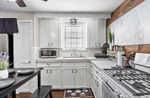 Bonnycastle Apartment | Cozy & Updated Unit in the Heart of the Highlands