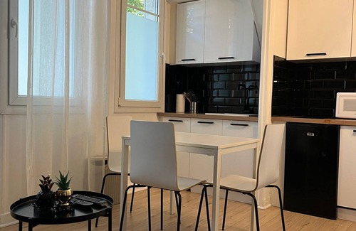 Issy-les-Moulineaux Apartment | Cozy Urban Retreat in Issy-les-Moulineaux