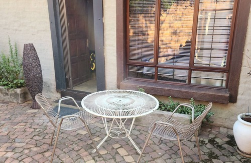 Muckleneuk House | Cozy Urban Oasis in Hatfield with 24/7 Security & Modern Comfort and privacy.