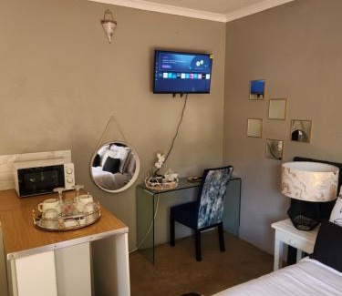 Baileys Muckleneuk House | Cozy Urban Oasis in Hatfield