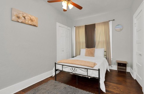 Dickinson House | Cozy Vacation Home with Free Parking & Laptop Desk by Kemah, NASA, Galveston Bay