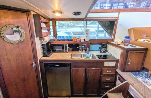 Downtown Knoxville Boat Rental | Cozy Vintage Yacht - Walk to Neyland +Free Parking