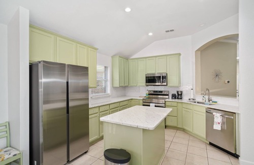 Corinth House | Cozy, Warm, Pool, BBQ, 2 KingBeds, Sleep 11