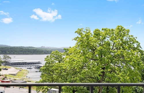 Indian Point Condo | Cozy Waterfront w/Marina + Pet-Friendly