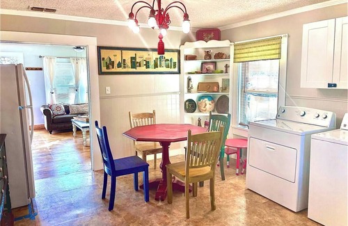 Over Place Area House | Cozy West TX Hideaway (3 TVs | pet friendly)