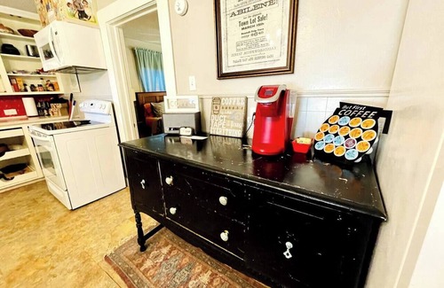 Over Place Area House | Cozy West TX Hideaway (3 TVs | pet friendly)