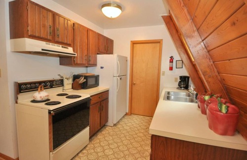 Berkeley Springs House | Cozy - wifi, wood stove, deck, screen porch, pool access, hiking, king