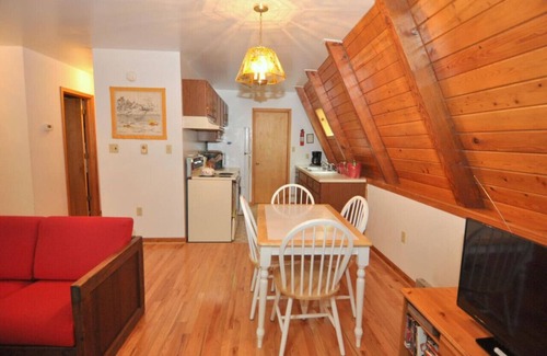 Berkeley Springs House | Cozy - wifi, wood stove, deck, screen porch, pool access, hiking, king