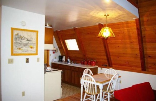 Berkeley Springs House | Cozy - wifi, wood stove, deck, screen porch, pool access, hiking, king