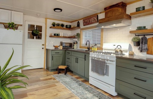 Rhododendron Cabin | Cozy Winter Cabin! Steamy Hot Tub + Classic Woodstove. Mt. Hood Getaway.