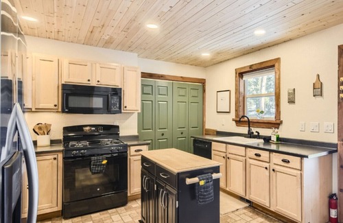 Bailey House | Cozy Wolfcamp Chalet with Hot Tub, Views & Fast Wi-Fi