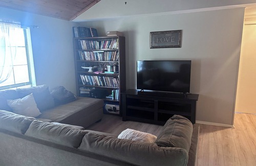 Tyler Cabin | Cozy Wood Cottage in Tyler