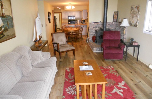 Oshkosh House | Cozy year round Lake Front Vacation Home